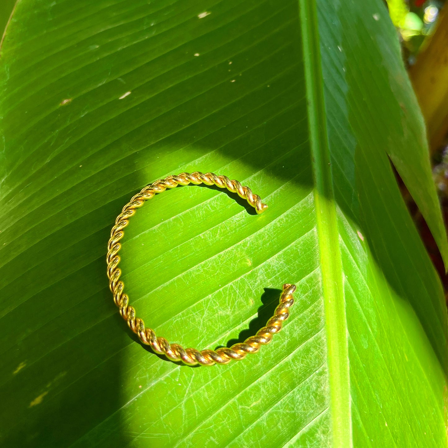 Twist open bracelet gold